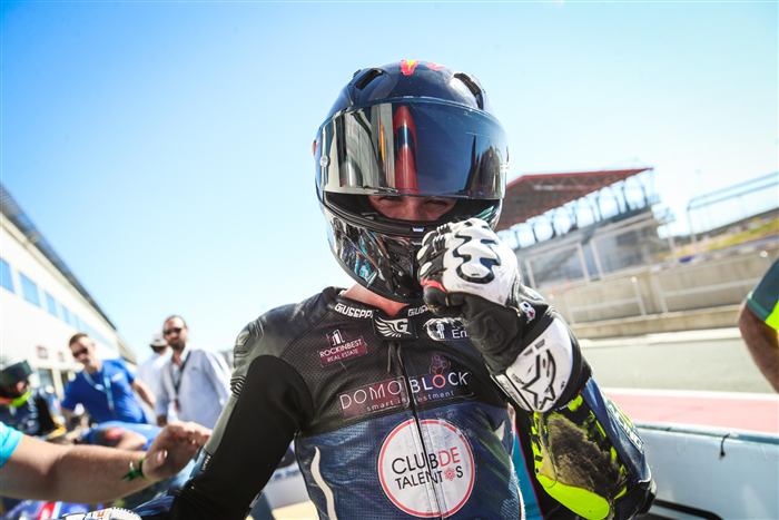 Héctor Gris con el logo de Club de Talentos en el mono