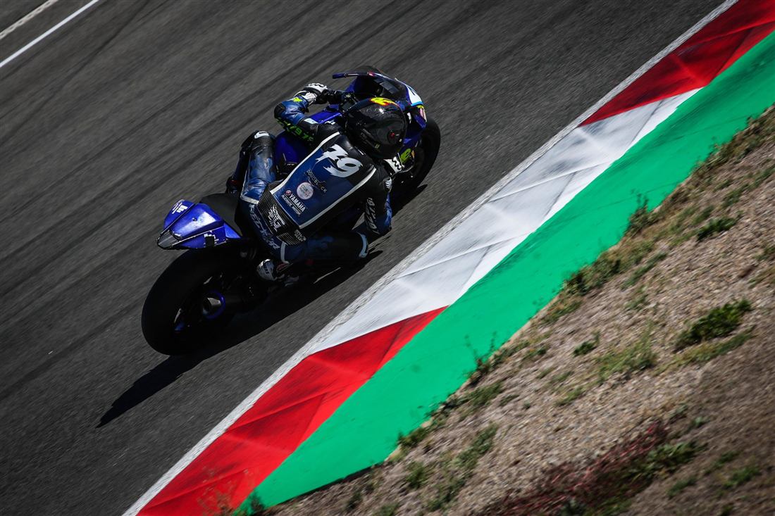 Héctor Gris pilotando su Yamaha R7 con el dorsal 79